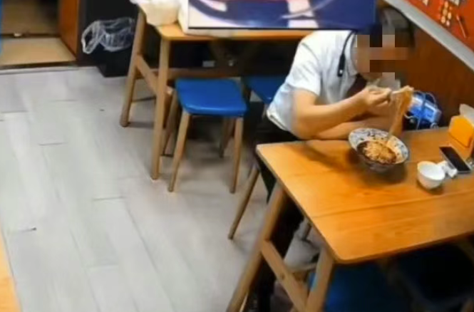 图片[2]-上海西装男白嫖爱心面馆：人性最大的恶_是消耗别人的善