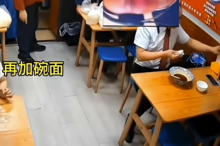 图片[4]-上海西装男白嫖爱心面馆：人性最大的恶_是消耗别人的善