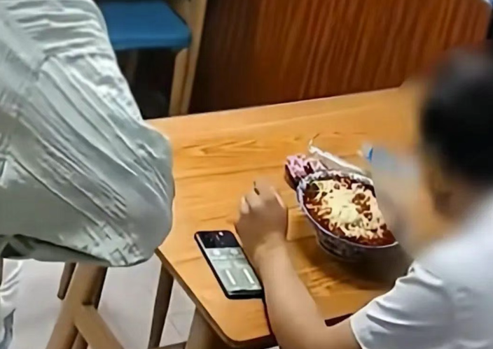 图片[6]-上海西装男白嫖爱心面馆：人性最大的恶_是消耗别人的善